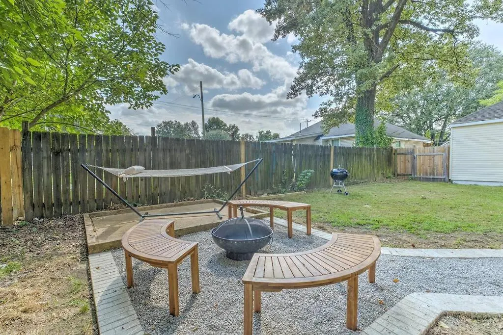 Casa vacanze Bright & Charming Cottage With Fire Pit And Porch Swing - Close To Beale Street, Bbq, Graceland, And The Liberty Bowl Memphis