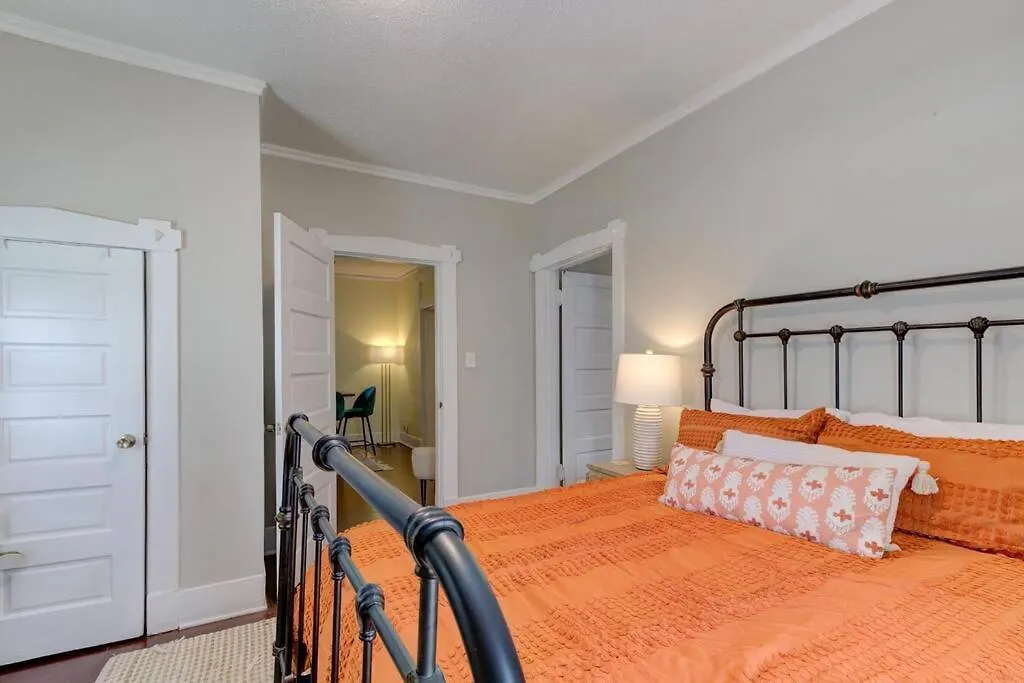 Casa vacanze Bright & Charming Cottage With Fire Pit And Porch Swing - Close To Beale Street, Bbq, Graceland, And The Liberty Bowl Memphis