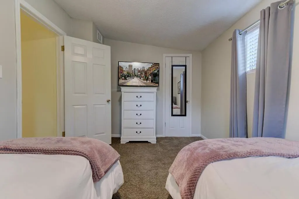 Bright & Charming Cottage With Fire Pit And Porch Swing - Close To Beale Street, Bbq, Graceland, And The Liberty Bowl Memphis Casa vacanze