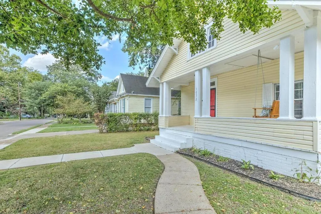Casa vacanze Bright & Charming Cottage With Fire Pit And Porch Swing - Close To Beale Street, Bbq, Graceland, And The Liberty Bowl Memphis