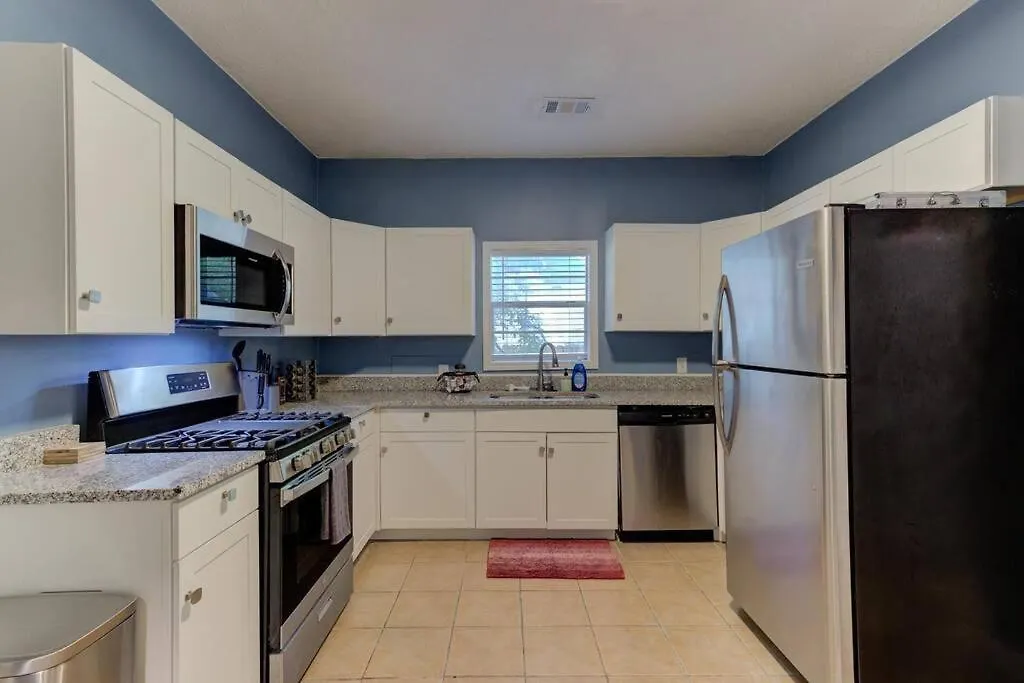 Bright & Charming Cottage With Fire Pit And Porch Swing - Close To Beale Street, Bbq, Graceland, And The Liberty Bowl Memphis Stati Uniti