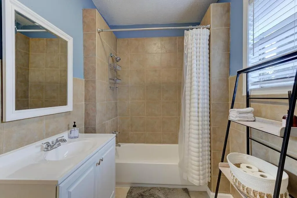 Casa vacanze Bright & Charming Cottage With Fire Pit And Porch Swing - Close To Beale Street, Bbq, Graceland, And The Liberty Bowl Memphis