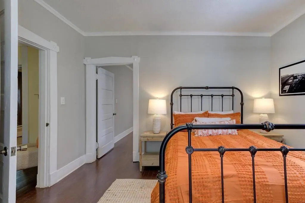 Casa vacanze Bright & Charming Cottage With Fire Pit And Porch Swing - Close To Beale Street, Bbq, Graceland, And The Liberty Bowl Memphis