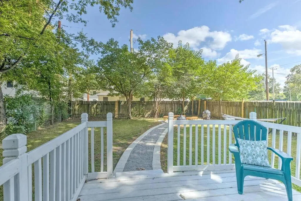 Дом отдыха Bright & Charming Cottage With Fire Pit And Porch Swing - Close To Beale Street, Bbq, Graceland, And The Liberty Bowl Мемфис США