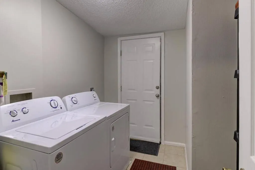 Bright & Charming Cottage With Fire Pit And Porch Swing - Close To Beale Street, Bbq, Graceland, And The Liberty Bowl Мемфис 0*,