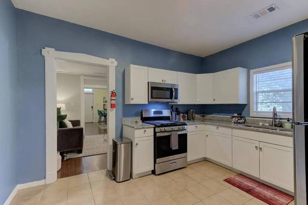 Дом отдыха Bright & Charming Cottage With Fire Pit And Porch Swing - Close To Beale Street, Bbq, Graceland, And The Liberty Bowl Мемфис