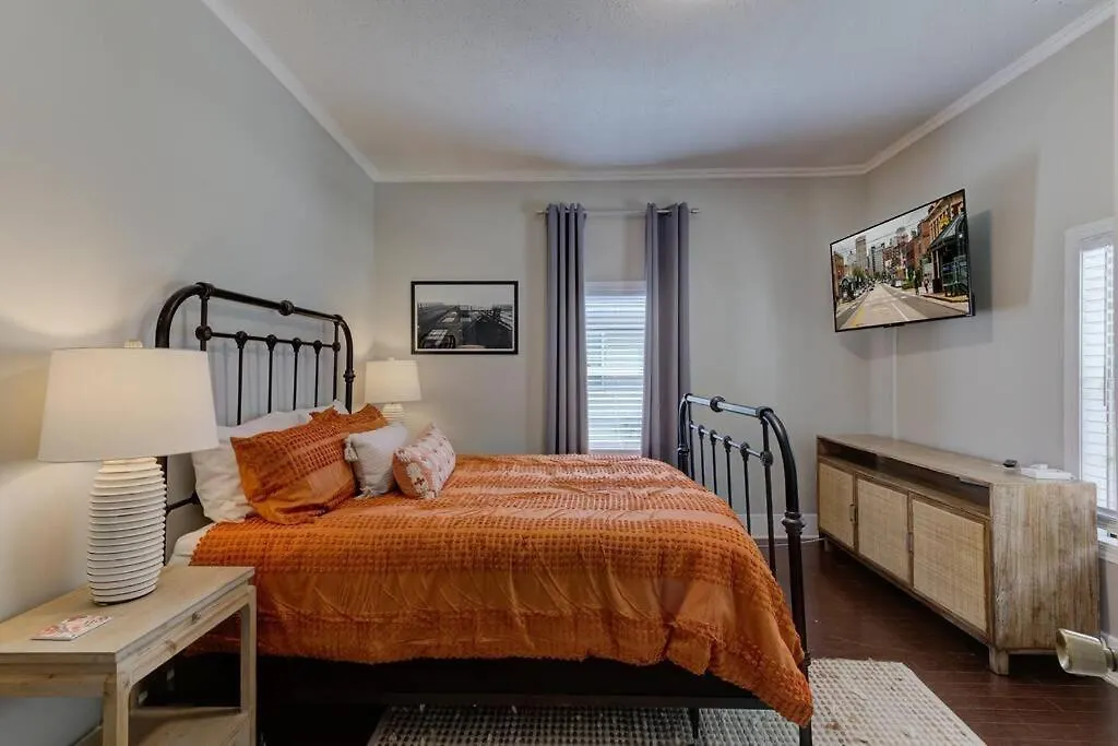 Дом отдыха Bright & Charming Cottage With Fire Pit And Porch Swing - Close To Beale Street, Bbq, Graceland, And The Liberty Bowl Мемфис США